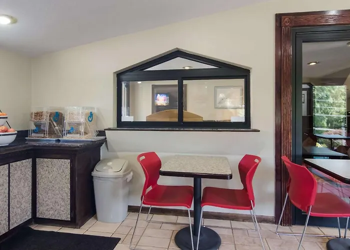 Hotel Econo I-79 2*
